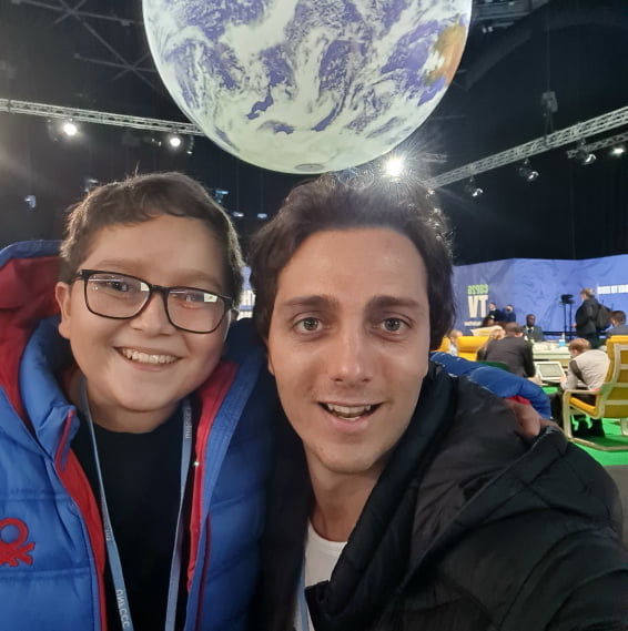 Máximo Mazzocco takes a selfie with Francisco Vera at COP26