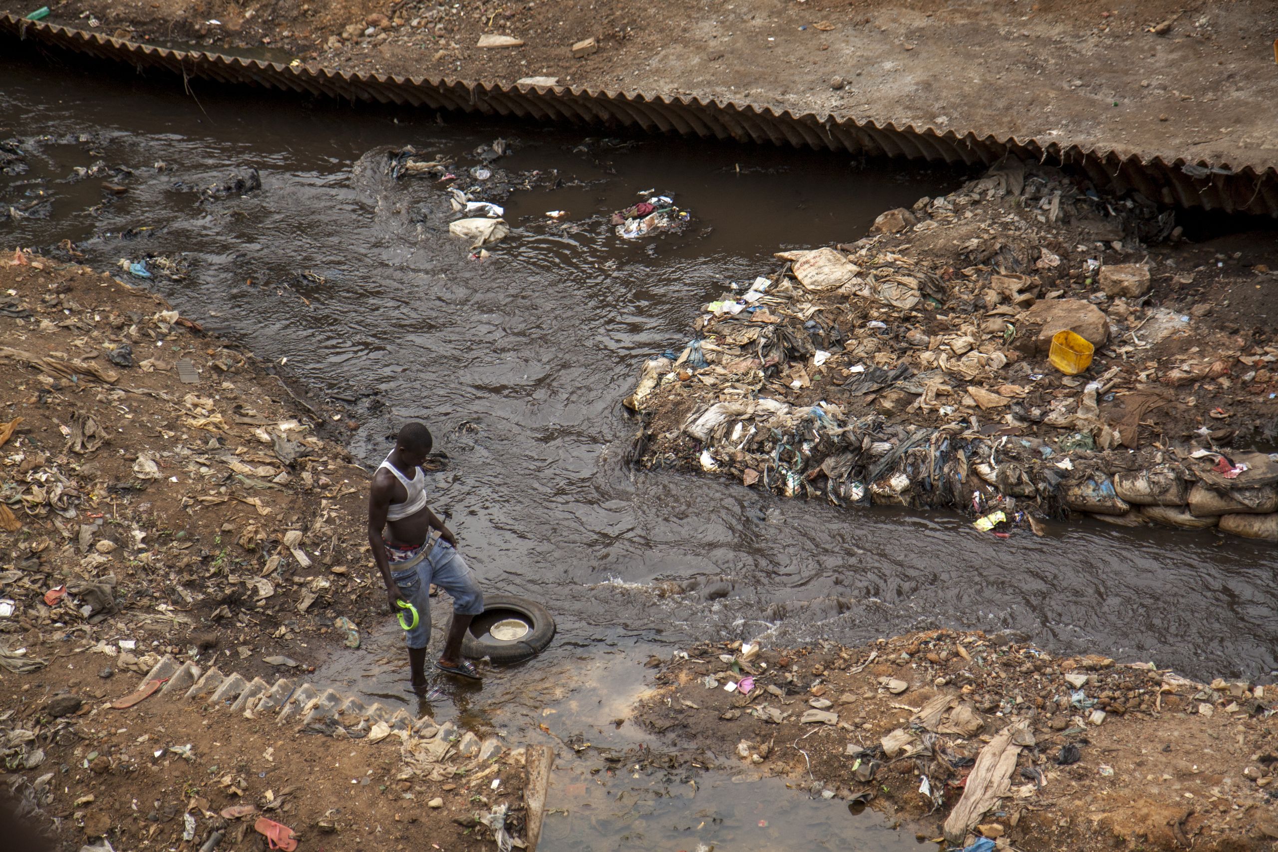 Les rivières transportent les déchets plastiques depuis les villes vers l'océan. Photo: PNUD Sierra Leone