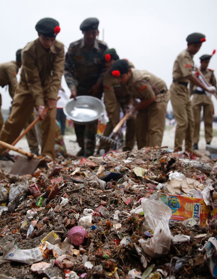 Des jeunes participent au nettoyage de plages en Inde.