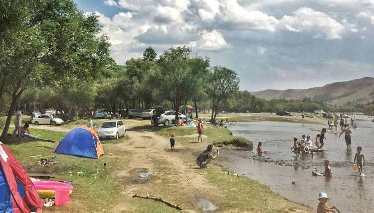 La atracción turística más grande de Mongolia, el Parque Nacional Gorkhi-Terelj, se asienta a orillas del río Terelj.