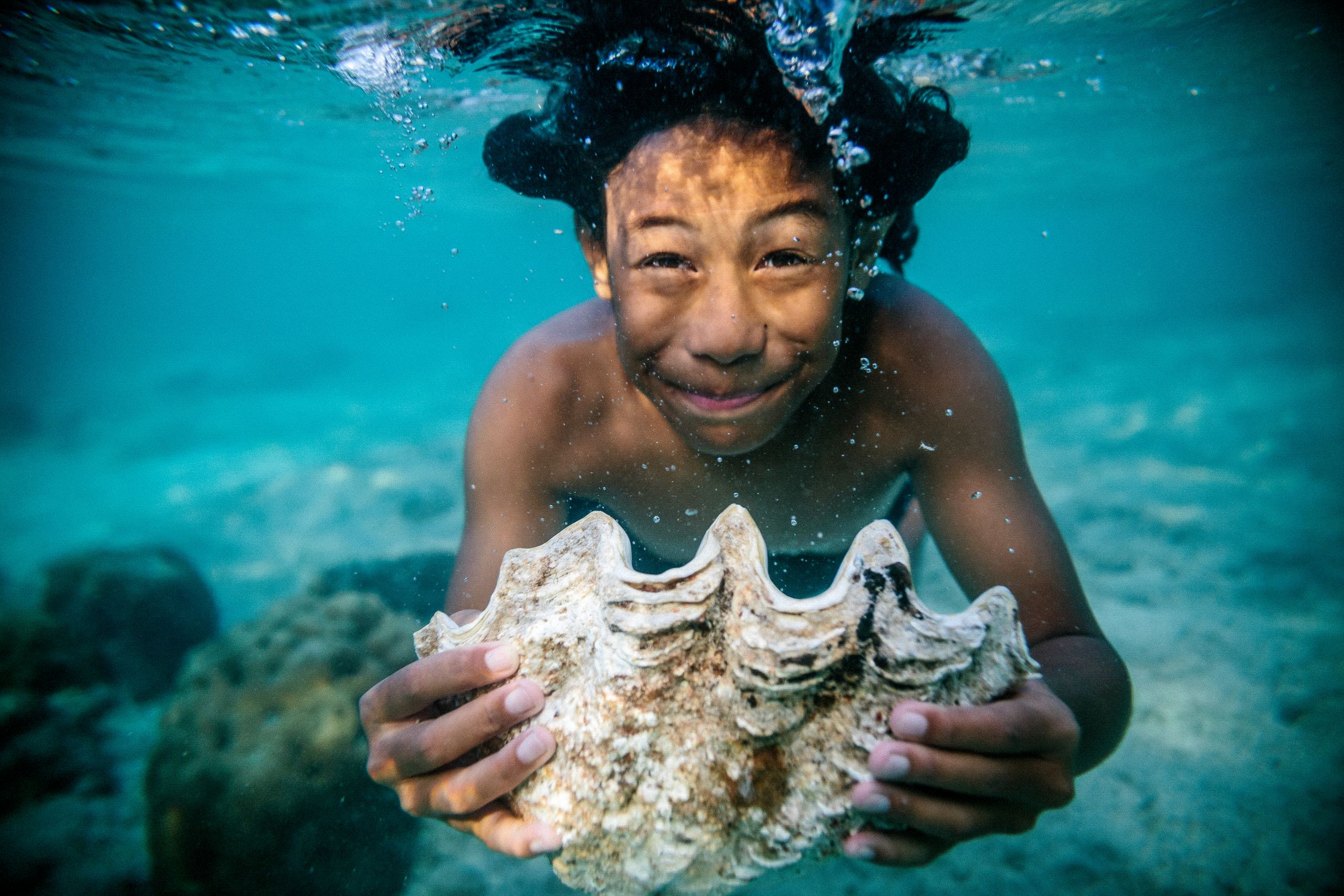 A boy diving for clams